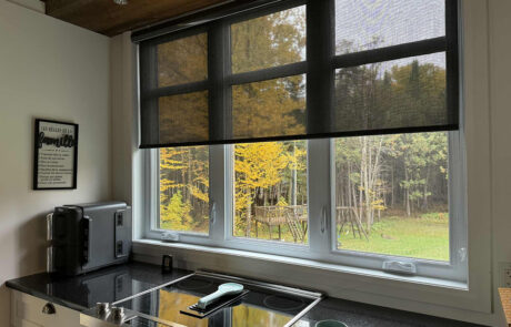 Habillage de fenêtres – Toile solaire pour cuisine Photo d’une cuisine avec toile solaire sur la fenêtre, filtrant la lumière et réduisant l’éblouissement tout en préservant l’intimité