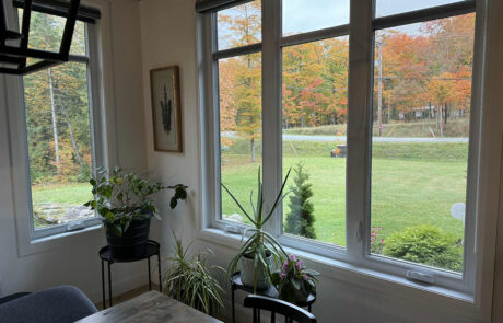 Habillage de fenêtres – Toile solaire et toile semi-opaque pour salle à manger Photo d’une salle à manger avec combinaison de toile solaire et de toile semi-opaque, optimisant lumière naturelle et intimité