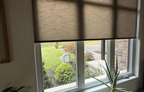Habillage de fenêtres – Toile solaire & semi-opaque (salle à manger) Salle à manger avec toile solaire et toile semi-opaque combinées, pour contrôler lumière et intimité
