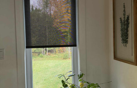 Habillage de fenêtres – Toile solaire & semi-opaque (salle à manger) Salle à manger avec combinaison de toile solaire et toile semi-opaque, pour contrôler la lumière et préserver l’intimité