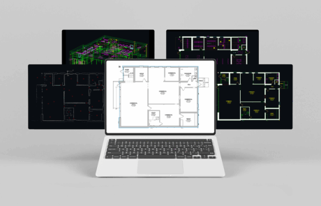 Photo d’un ordinateur portable affichant un plan d’étage, avec plusieurs plans CAD de maison en arrière-plan pour un relevé architectural
