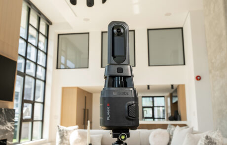 Photo d’un scanner 3D sur trépied effectuant le relevé architectural d’une résidence lumineuse en vue d’une rénovation